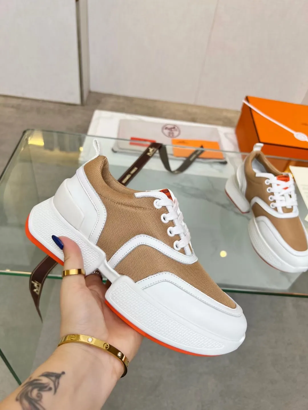 👟👟Ex-factory price 620👟👟 Men’s size +10 Hermès new slim waist for couples, first launched in North America, heightening-flowing shoes! The legs instantly look much thinner, the heels are 5CM high, and the new Hermès panda gigs bread shoes are so cute. The foot feels super comfortable and 100% made of Hermès special fabrics and Italian calfskin 1🆚1. Large 㡳 private mold sole, oversized shoe 㡳 decorated with geometric patterns to create a dynamic and fashionable style, soles Hermès orange! Female size 35-41 (35, 40, 41 can be customized and non-returnable) Male size 38-47 (38, 45, 46, 47 can be customized and non-refundable)